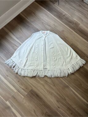 1950’s Cream Ivory White Fringe Knit Capelet Poncho with Embroidered Flowers
